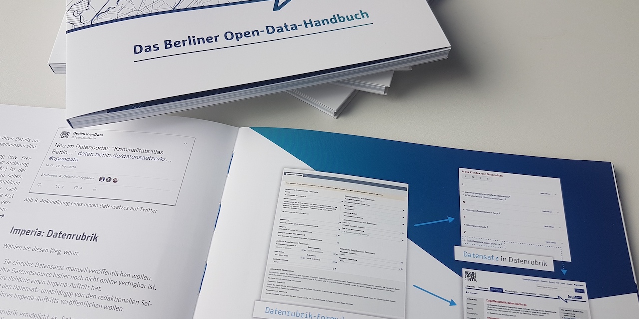 Das Berliner Open-Data-Handbuch aufgeschlagen auf dem Schreibtisch