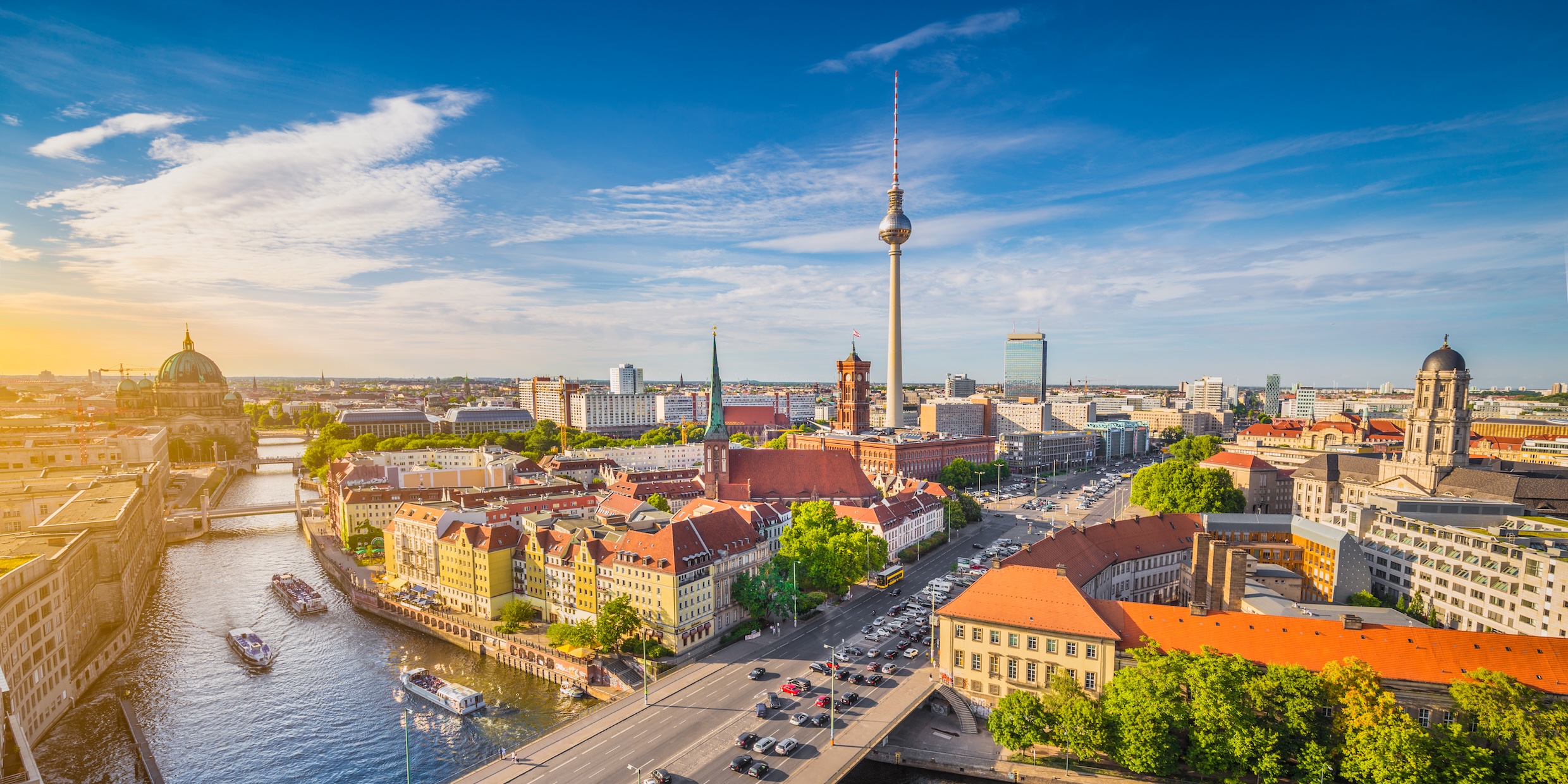Panorama der Berliner Skyline (Fernsehturm, Rathaus, Dom etc.) mit Spree bei Sonnenuntergang 