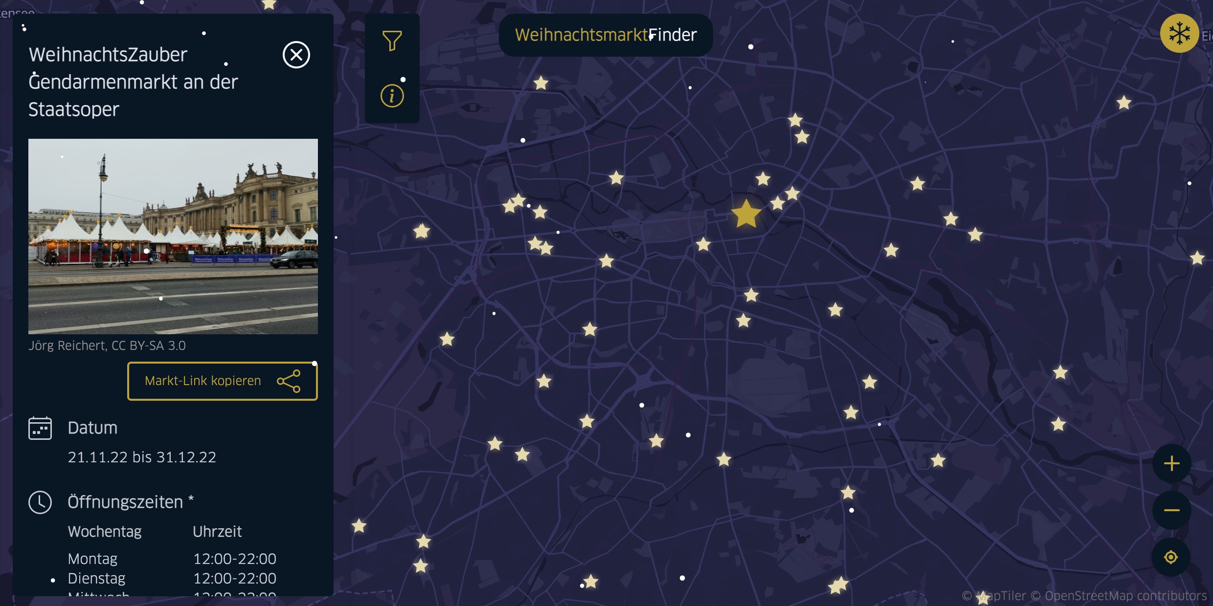 Ein Screenshot des WeihnachtsmarktFinders, auf dem auf einer Karte von Berlin verschiedene Weihnachtsmärkte angezeigt sind. Verschiedene Details zum Weichnachtsmarkt am Gendarmenmarkt sind angezeigt.